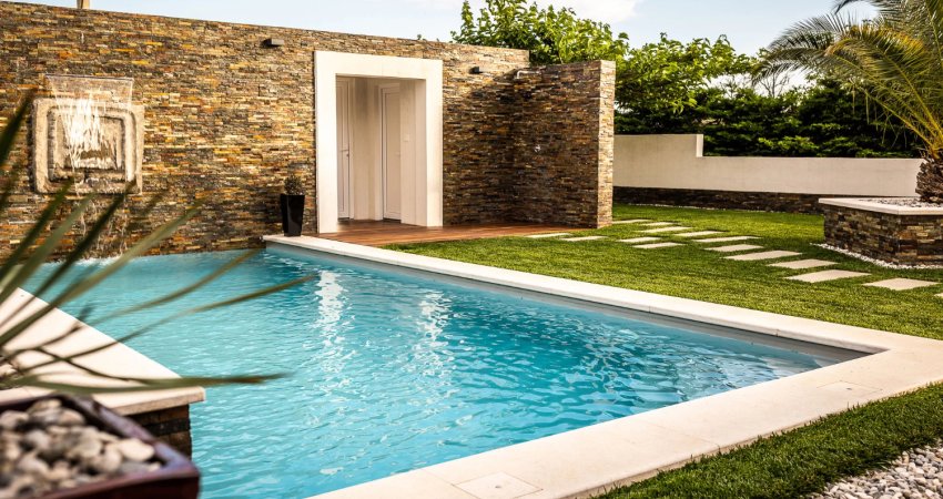 Moderna mediteranska vila z bazenom in okolico