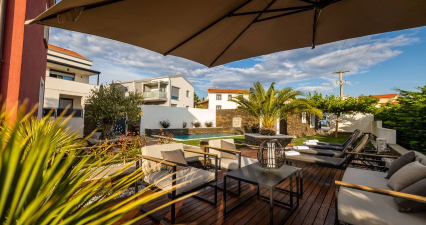 Moderna mediteranska vila z bazenom in okolico