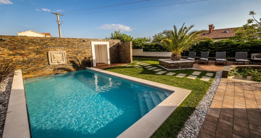Moderna mediteranska vila z bazenom in okolico