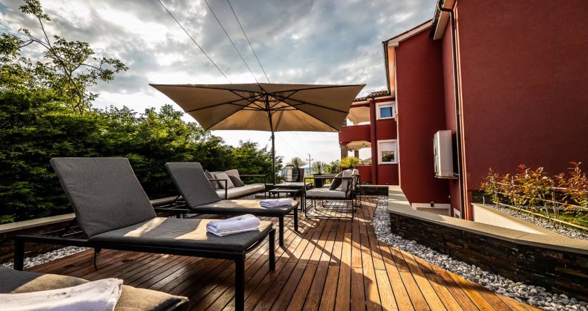 Moderna mediteranska vila z bazenom in okolico