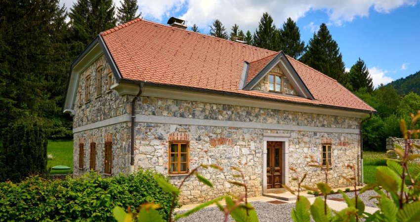 Rustikalna kamnita vila v Lo&scaron;ki dolini