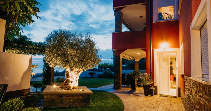 Moderna mediteranska vila z bazenom in okolico