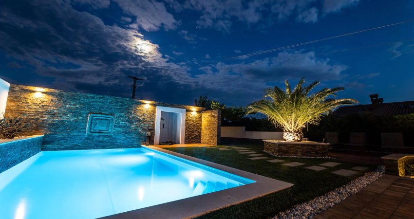 Moderna mediteranska vila z bazenom in okolico