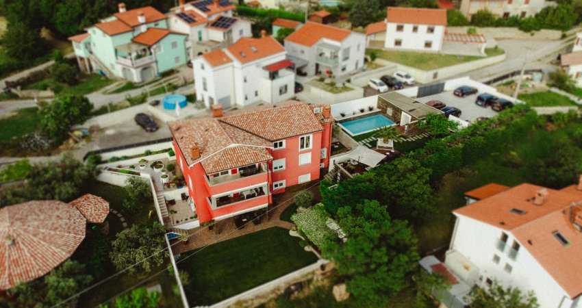 Moderna mediteranska vila z bazenom in okolico