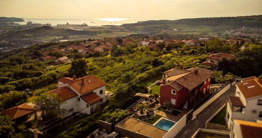 Moderna mediteranska vila z bazenom in okolico